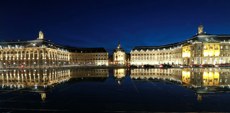 Bordeaux, la ville romantique des balades amoureuses.