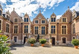 Promenades romantiques à Orléans : les plus beaux lieux, main dans la main.